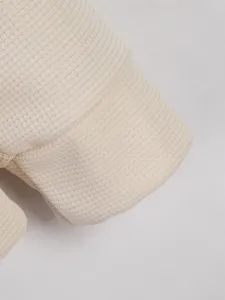 Dettaglio felpa con cappuccio waffle uomo, primo piano trama tessuto felpato casual morbido.