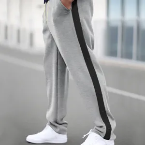 Detail van heren joggingbroek met knopen aan de zijkant, grijs rechte sportbroek.