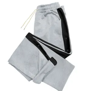 Heren grijze casual joggingbroek met zwarte drukknoppen aan de zijkant, losse lange broek.