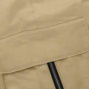 Primer plano detallado del pantalón cargo caqui con solapa de bolsillo y cremallera.