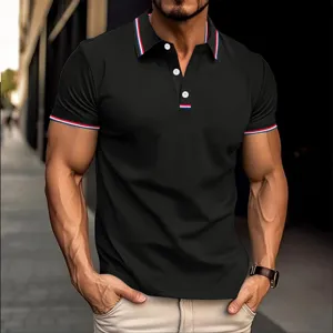 Vue détaillée d'un polo noir décontracté pour homme avec des rayures élégantes rouge blanc bleu.