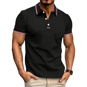 Polo classique pour homme en noir avec col rayé élégant et manches courtes confortables.