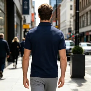 Vue detaillee du polo respirant pour hommes, design slim fit a manches courtes pour l'ete.