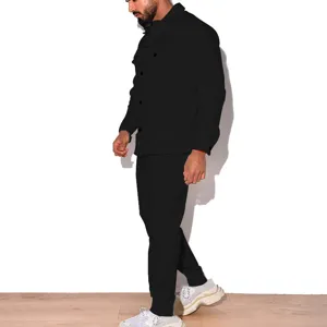 Vue detaillee de la veste et du pantalon de survetement en suede noir pour les hommes.