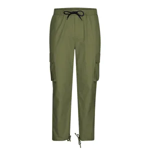 Detalle de los pantalones cargo verdes para hombre con múltiples bolsillos y ajuste de cordón.