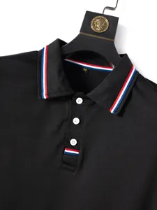 Polo homme noir à manches courtes avec col et patte de boutonage à rayures tricolores.