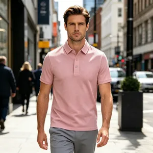 Vue de détail polo rose pour homme, vêtement d'été coupe slim manches courtes respirant.