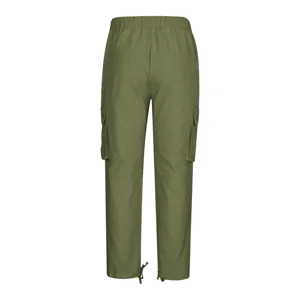 Vista posterior de pantalones cargo verdes con bolsillos utilitarios y dobladillo ajustable.