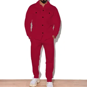 Vue détaillée de l'ensemble veste effet suédine rouge et pantalon assorti pour homme.