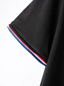 Gros plan detail de la manche du polo decontracté noir pour homme avec poignet côtelé.