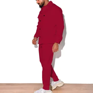 Vue de détail de la tenue deux pièces veste en suédine et pantalon décontracté pour homme.