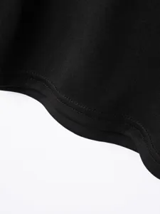 Vue de détail rapprochée de l'ourlet d'un polo noir pour homme avec coutures soignées.