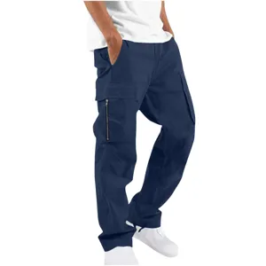 Pantalón cargo azul marino para hombre detalle bolsillo con cremallera y corte recto.