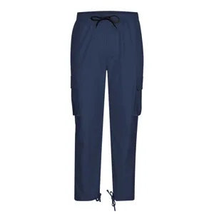 Vista detallada de pantalones cargo para hombre en azul marino con bolsillos múltiples y cordón.