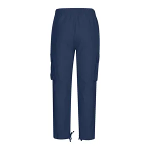 Vista detallada de la parte trasera para pantalón cargo informal con cordón ajustable.
