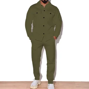 Vue de détail de l'ensemble veste et pantalon pour homme en daim olive à manches longues.
