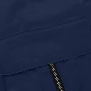 Detalle de bolsillo de tela y cremallera metálica de pantalón cargo azul para hombre.