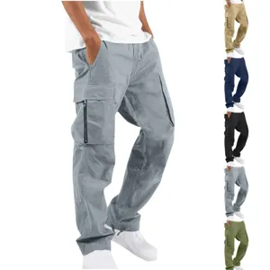 Vista detallada del pantalón cargo para hombre con múltiples bolsillos y corte recto.