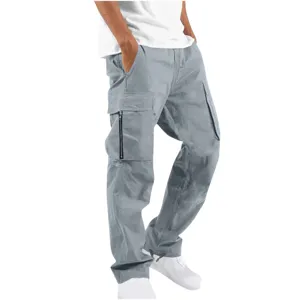 Pantalón cargo gris para hombre con múltiples bolsillos y cremallera, corte recto.
