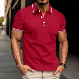 Gros plan détaillé du polo rouge pour homme avec des rayures contrastées sur le col et les poignets.