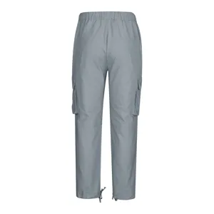 Pantalón cargo gris para hombre con múltiples bolsillos, cintura elástica y cordón ajustable.