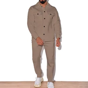 Ensemble décontracté en suédine pour homme avec veste boutonnée et pantalon assorti en automne.