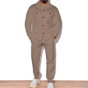 Ensemble deux pièces veste chemise en daim kaki et pantalon de survêtement style streetwear.