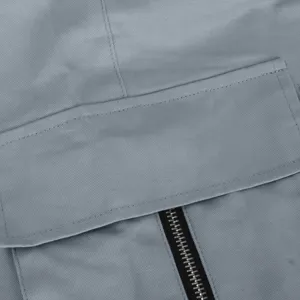 Pantalón cargo casual de hombre primer plano detallado con bolsillo y cierre de cremallera.