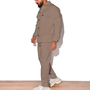 Vue détaillée de l'ensemble veste effet suédine kaki et pantalon assorti pour homme.