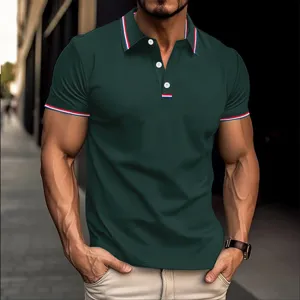Polo homme vert foncé à manches courtes avec rayures contrastées sur le col et boutons.