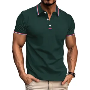 Polo pour homme vert à manches courtes avec col rayé rouge blanc bleu et boutons blancs.