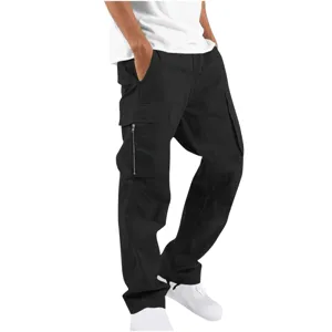 Vista detallada de pantalones cargo negros con múltiples bolsillos y detalles de cremallera.