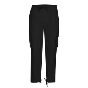 Pantalón cargo negro de hombre casual corte recto con bolsillos múltiples y cordón.