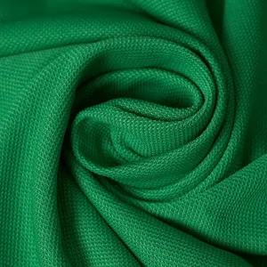 Gros plan détaillé du tissu vert respirant pour polo, mettant en valeur sa texture unique.