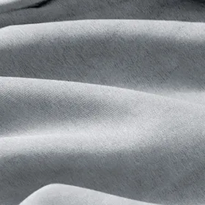 Detailopname van premium grijs stoffen materiaal met zachte textuur en natuurlijke plooien.