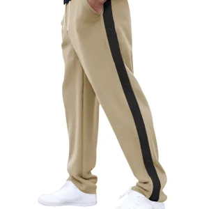 Gedetailleerd zijzicht op losse casual drukknop joggingsbroek voor heren in khaki met streep.