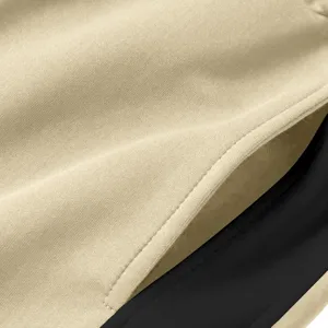 Detailopname van de stof met nette contraststiksels, zakdetail en een duurzame afwerkingkwaliteit.