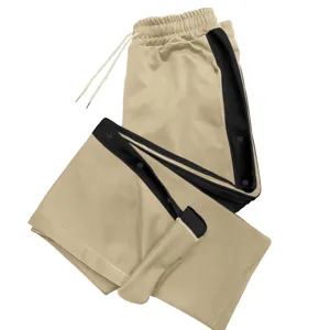 Casual sportbroek voor heren met drukknoppen, contrasterende zijkanten en losse pasvorm.