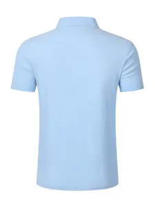 Vista trasera de polo slim de lino de manga corta azul claro para hombre casual.