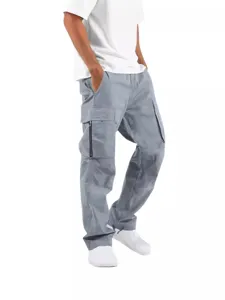 Pantalón cargo gris para hombre con bolsillos múltiples y diseño recto para uso casual diario.