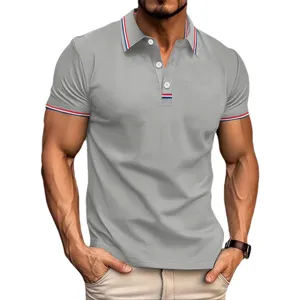Polo de sport et de loisirs à manches courtes pour homme avec col rabattu et rayures.