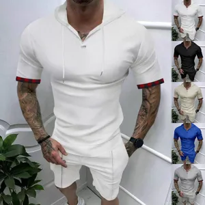Vista dettagliata set abbigliamento sportivo uomo top maniche corte cappuccio e shorts.