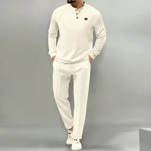 Ανδρικό σετ βάφλα με μακρυμάνικο henley και άνετο casual παντελόνι σε μονόχρωμο στυλ