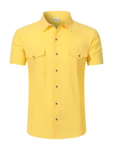 Vista detallada de la camisa de lino amarillo para hombre de manga corta con bolsillos.