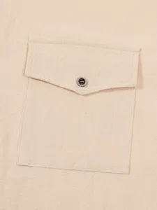 Detalle del bolsillo de camisa de lino, primer plano con tejido suave y botones finos.