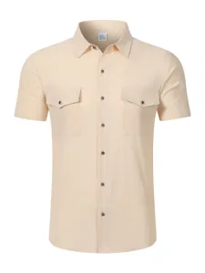 Vista detallada de la camisa de lino de manga corta para hombre con bolsillos.