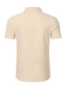 Detalle trasero de camisa casual de manga corta para hombre, textura de tela de lino.
