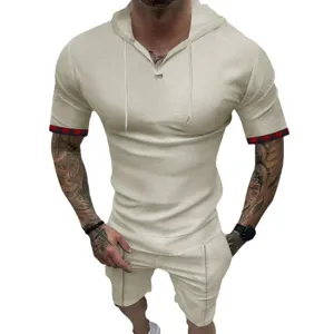 Completo estivo uomo felpa con cappuccio manica corta waffle e pantaloncini beige.