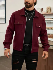 Detailopname van de stijlvolle heren bordeaux wollen ritjas met handige borstzakken.