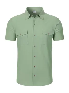 Vista detallada de la camisa informal de manga corta de lino para hombre en verde claro.